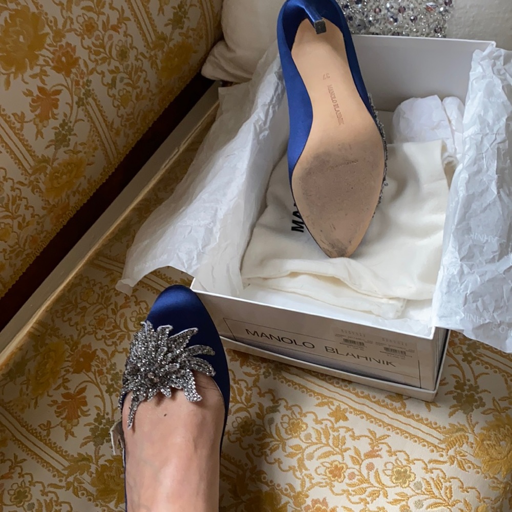 Gorgeous Manolo Blahnik Swan pumps!